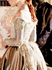 sansaregina:Elizabeth I’s white and light blue off-the-shoulder gown with silver detailing in 3.18