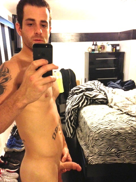 biblogdude:  exposingstr8beef:  23 straight slim hottie. Love when str8s show their ass!   Nice bro!