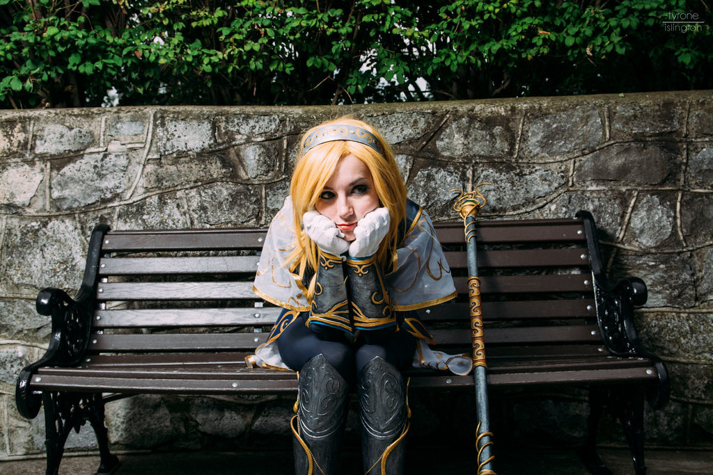 league-of-legends-sexy-girls:  Lux Cosplay