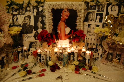 flossgloss:  © FLOSS GLOSS LTD #RIP TRIBUTE 2 SELENA <3 POR SIEMPRE <3 #LAREINA 
