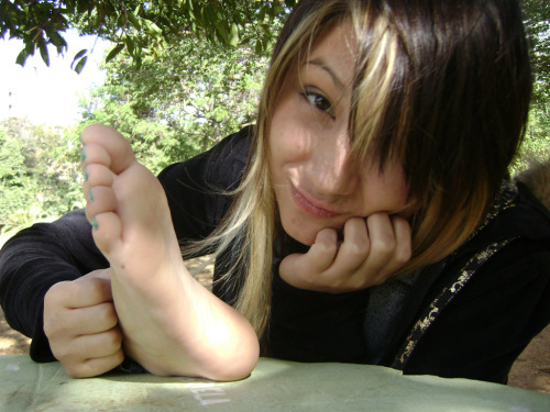 girlfeetlove101:  barefootwomen101:  Girl feet fan series  girly feet series