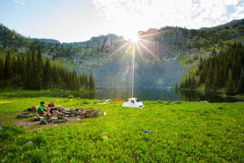 Spring means it’s time to start planning your camping trips. l : IG user noahcouser