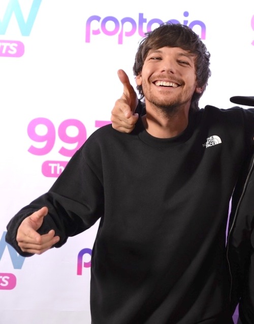 dailytomlinson:Louis with 997NOW hosts, at POPTOPIA - 05.12