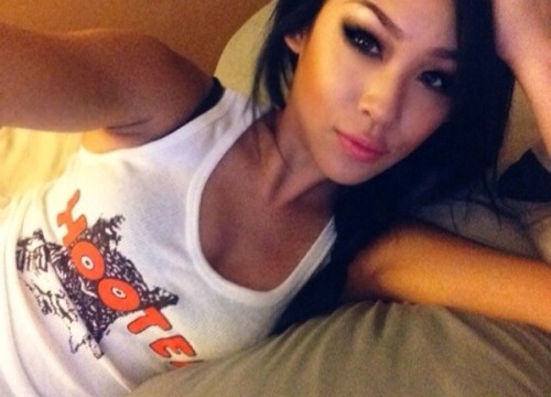 three-way-dreamer:  yellow-fever-asia:  Asian Selfies  My kind of girl