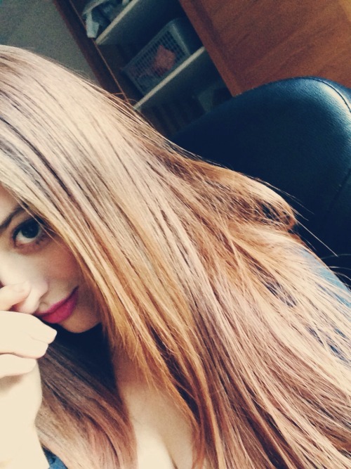 julroses:  the camera and lighting makes me blonde  You are stunning