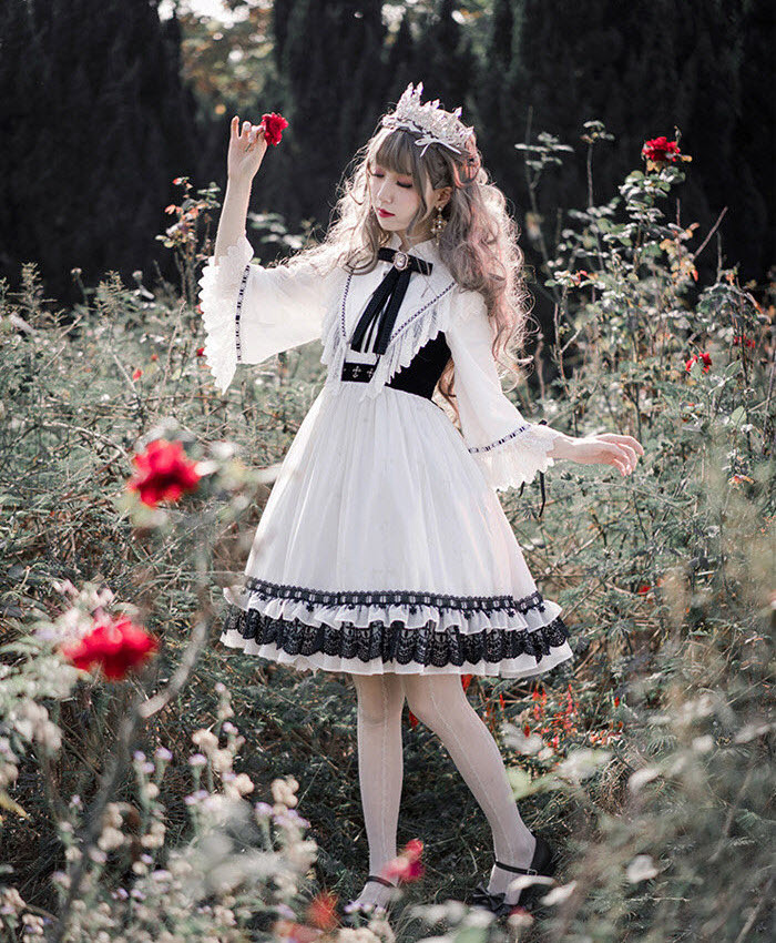 lolita-wardrobe:  【More Outdoor Worn Photos】 of 【The Night Witch Short Version