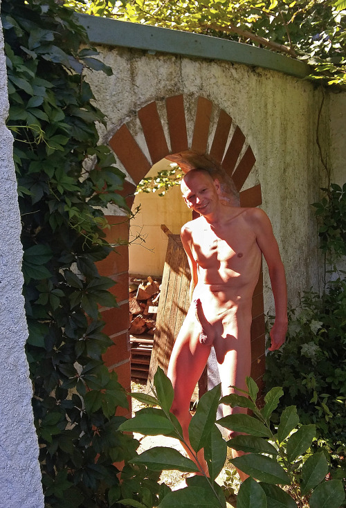 nudestnudist:Dirk at the garden door