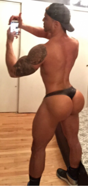 que-culo-miguel:  Finally found more of  Julio cesar n his massive round melons I’m messmarized