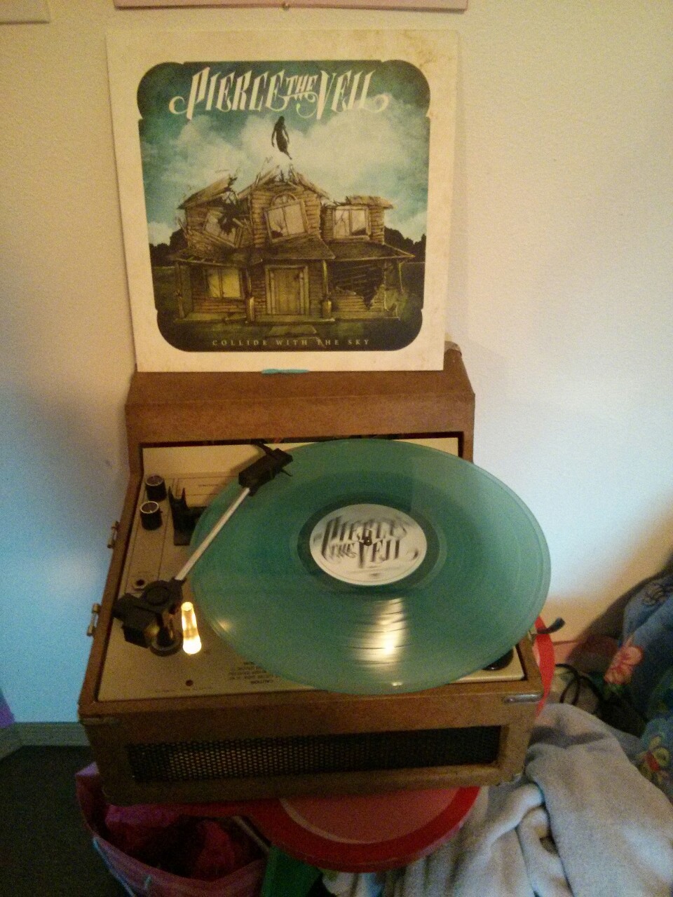 musichassavedme:  musichassavedme: My vinyl finally came in the mail(‘: 