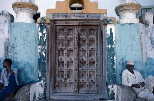 nordafricain: KENYA. Lamu. 1984. Lamu town, outside mosque. 