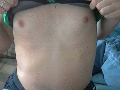 littlechio:  So once i reach 500 followers i’ll have a special surprise for all of you <3 