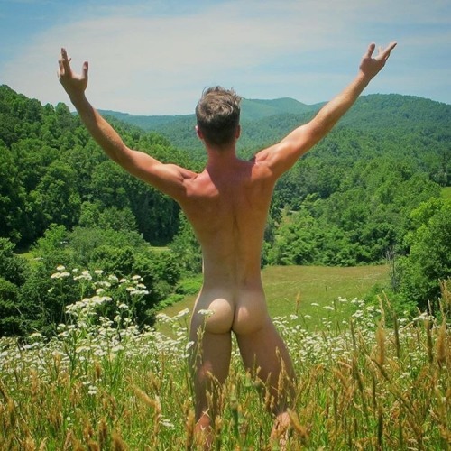 magicandman: Summer is here!!! Hmmm but I’m still locked down… Beautiful butt