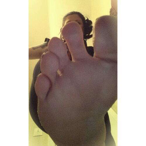 wvfootfetish:  domina-warbux:  #Barefoot #soles #footworship #mistress #feet  Wow