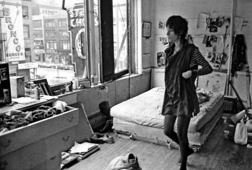 circus-sonata:Patti Smith at the Chelsea Hotel, 1971