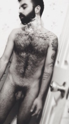 smleglover7:shakingthemotes:Bout to take a razor to my neck  As long as that’s the only place Beautiful