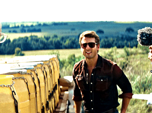GLEN POWELL As TYLER OWENS In TWISTERS (2024) Dir. Lee Isaac Chung