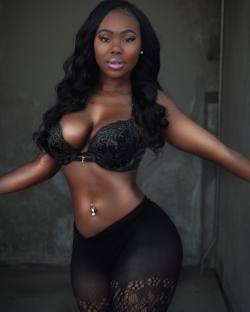 stretchmartinblr:  sp8sySo So Sexy Dark Chocolate Princess  SHE LOOKS LIKE SHE&rsquo;S TASTE GOOD!