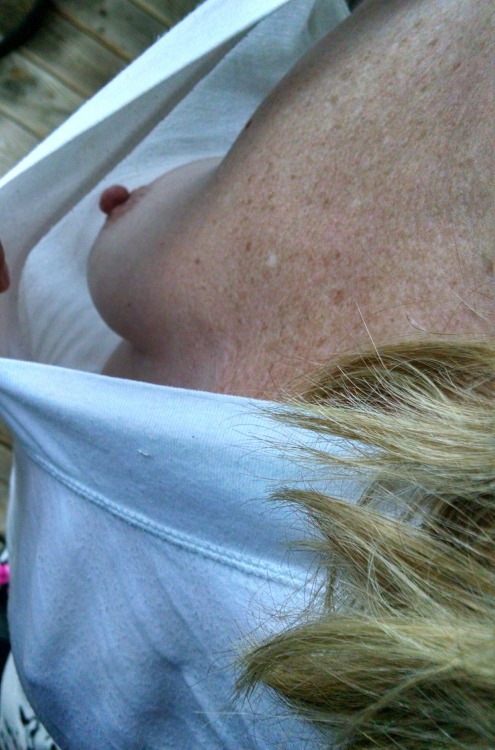 downblousepeeks:  Another great downblouse peek.  Thanks for the submission!   Nippel Alarm ❤️