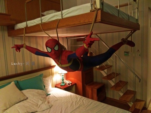 grownupboywonder: thesidekink:  fengdi2017:  飞翔的蜘蛛侠  Awesome spidey suspension bondage   Not how Spider is used to dangling from a web, I’m sure! I’d love to give something like this a try sometime. 