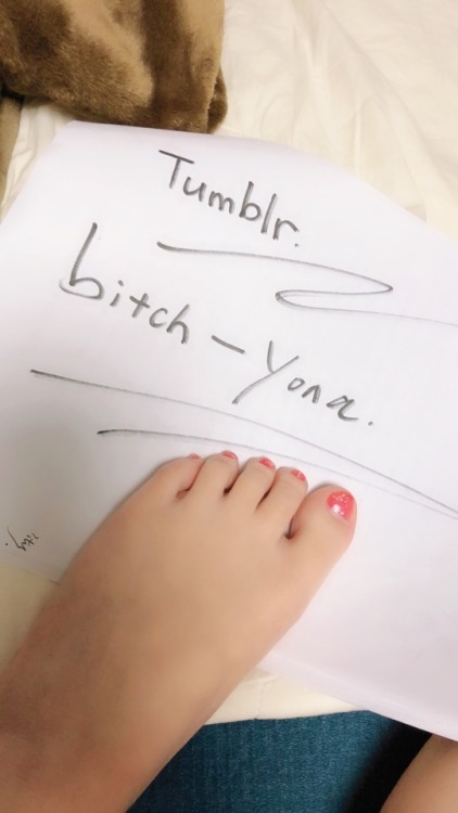 bitch-yona:足控福利加举牌www 哇好看