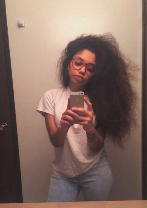 sugarbvbyy:  414lilj: Peace & blessingz from my hair & wrinkled white tee.  oh my godddd