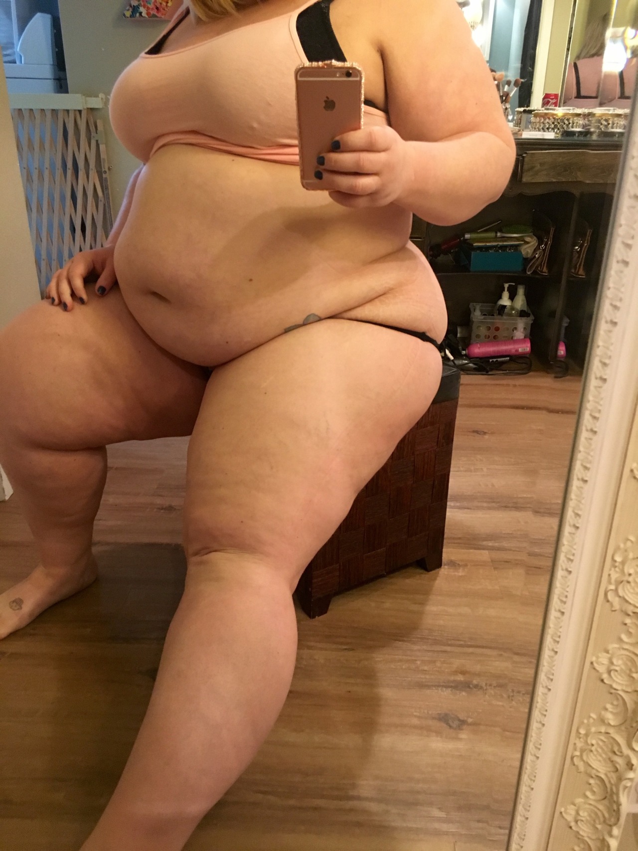 xldinnerbelle:  I’m so big and fat right now. I feel like my fatness isnt fully