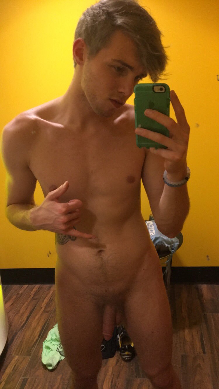 alanpalmsprings:  sprinkledpeen: This cute horny fucker  🌴If you like what you