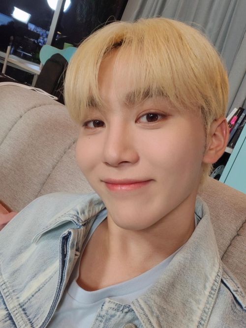 220607 - SEUNGKWAN Weverse update ‘승관’:  슈아형의 셀카 포즈 아구 귀여워