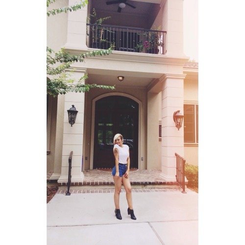 goldennfoxx:  I love my vacation home 😍😭