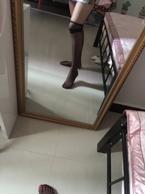 lvzhuatzj: zimindoudong:  小奴，在家好无聊，好想要大鸡巴好啊  虽然我对丝袜没有那么热衷，不过这几张照片看起来真不错。