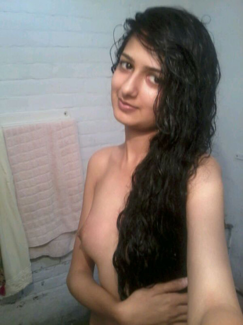 kamilash85: desigirlsharem: Very cute desiDamm hot and cute