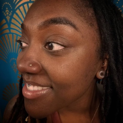 Doesn’t this #yellowgold cluster look beautiful on her!?!?! Fresh #nostril piercing performed 