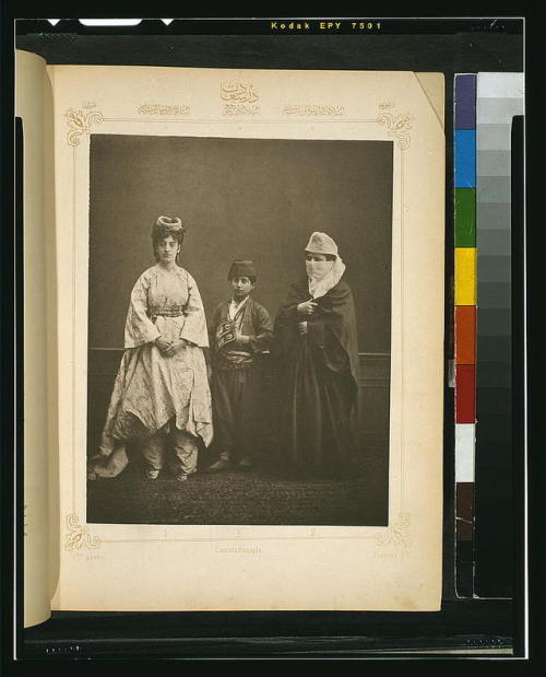 Studio portraits of models wearing traditional clothing from Ístanbul(Ottoman Empire, 1873):A cabman