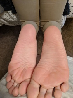 rosefeet99:  Starting a private Kik account for any lovely foot boys who’d care to talk about whatever 😘 all it costs is ŭ and I’m all yours!😏