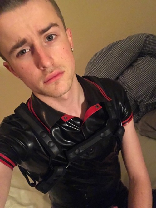 tofskipup: Just chilling in rubber as you do -Tofski xx Yum. Hope there’s a zipper in the fron