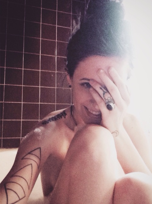 viciouscunt: Scrub a dub dub  lesbian in a tub