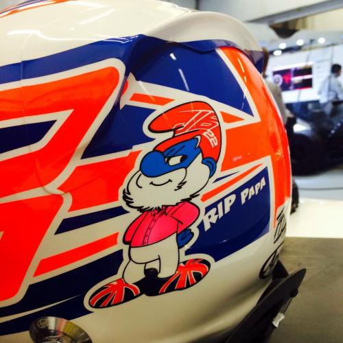 mclaren-soul:  Touching tribute on Jenson’s helmet to his father, John Button aka Papa Smurf 