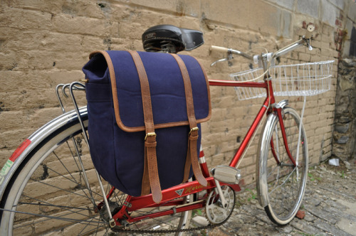 lacletaoficial:  bikesandgirlsandmacsandstuff:  (via Pannier Bags | The Best Commuter Bags for the B