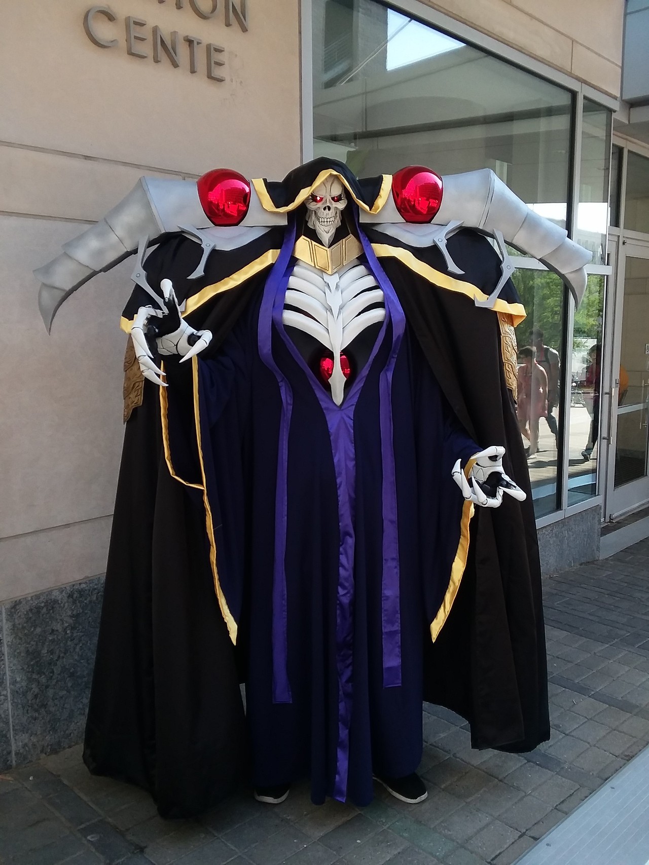 happykittyshop:  askcallie:  Ainz Ooal Gown from Overlord (Articulated and lights