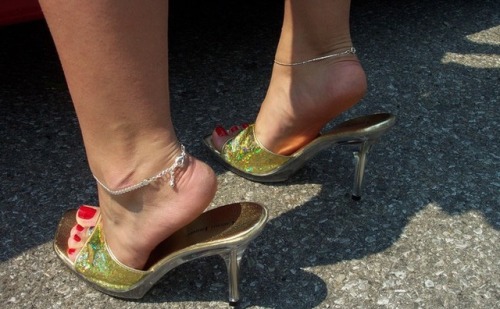 mesmerizingfeet:Slight tiptoeing.