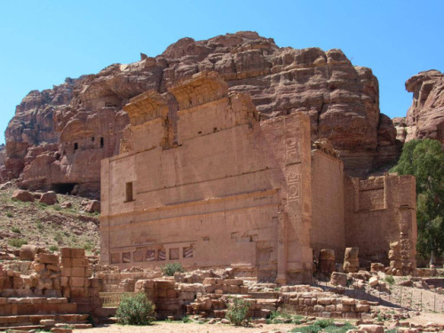 Qasr el-Bint (Jordan).This early 1st-centurytemple, one of the few free-standing buildings at Petra,