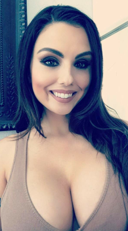 selfysgalore:  She’s a hottie