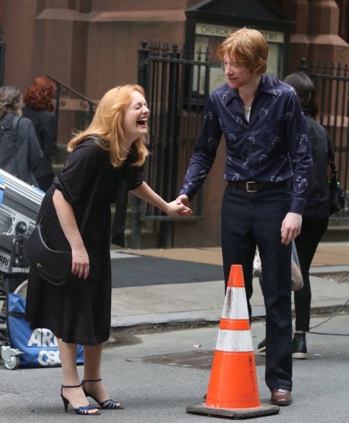 Domhnall and Elisabeth Moss bts of ‘The Kitchen’ in Manhattan (06/06/2018) (x) (weibo)