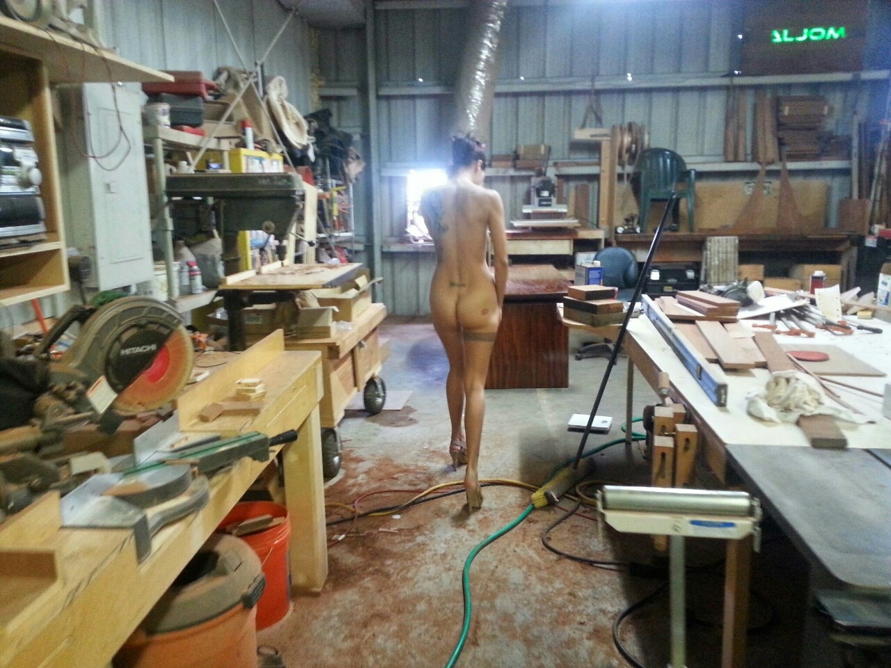 cummywife:dysfunctional-amateurs:Naked in the shop   