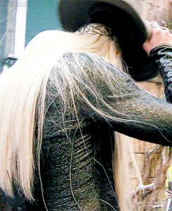 thranduilings:Lee trying on Gandalf’s hat and being really cute while doing so 