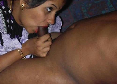 Sex desiaunties4you:  Desi aunty posing in the pictures