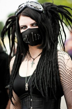 viralsky:  cybergoth-girls:  Cybergoth girl