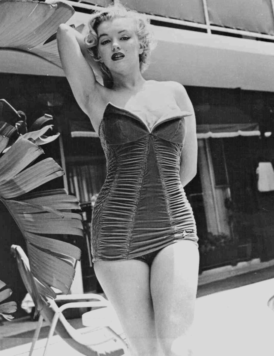 twixnmix:  Marilyn Monroe poolside at The Beverly Carlton Hotel, 1951.  Photos by