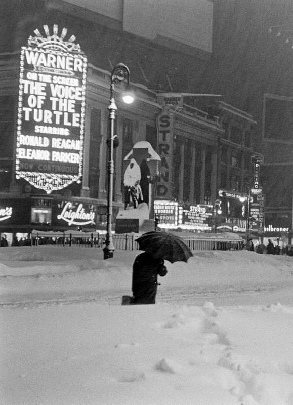 fuckyeahvintage-retro:  New York City, 1947 