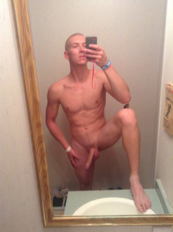 billgreesh:  nakedguysfromkik:  A new bf, 22yo USA, very, very hot!   Gorgeous cock! 